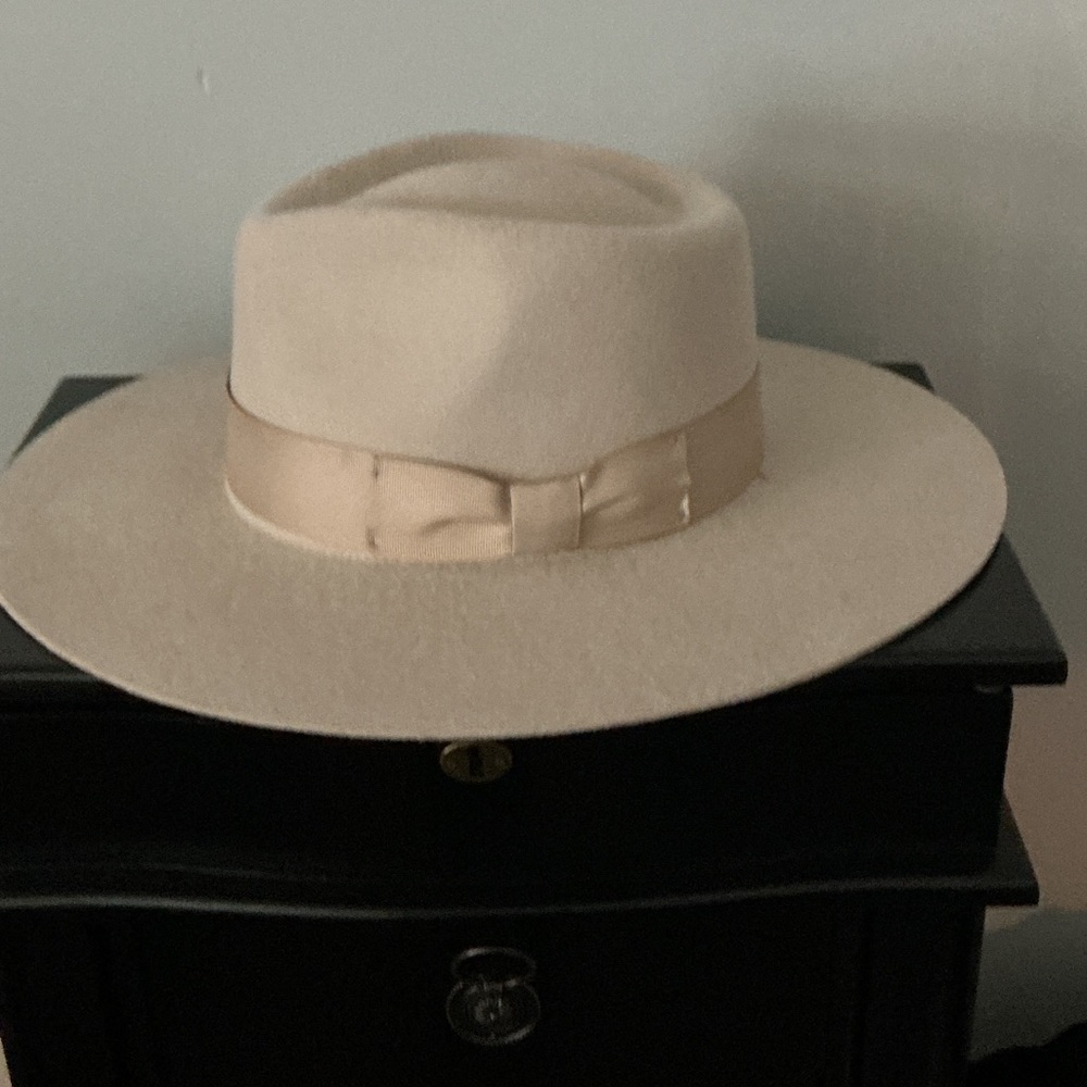 Stylish Cream Wide-Brim Hat